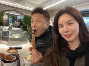 Park Si-eun Instagram - 연남동은 처음이라😁😆💕
#츄러스 먹으러 연남동까지~ㅎ
이렇게 아기자기 예쁜골목이있는줄 이제알았네요~
갑자기 비가와서 어깨에두르고있던 니트가 터번?처럼 변신😁
허니는 비가 오든말든 구경삼매경😂
즐거웠음된거죠🥰

#famigo @famigochurreria 
#cafe #연남동 #츄러스맛집 #쵸코짱맛 😋