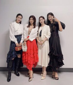 Park Si-eun Instagram - 주차장가는길 아쉬워서 한장~🥰
그러고도 아쉬워서 식사수다타임까지~😁💕
쇼끝나고 김아영디자이너샘과 한장~근데 하필 최고의모델 박영선님옆이었다니😅 전 괜찮아요~😂ㅎㅎ