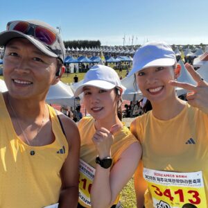 Park Si-eun Instagram - 네번째 마라톤대회🏅
무사히 완주했습니다🤗💕
누군가를 위해 달리는대회라 더 특별했던 제주국제관광마라톤❣️
태양을 피하고싶은 뜨거운 날씨에 멋진 러너분들사이에서 달린 10k 
솔직히 너무 힘들었지만 행복했어요~이래서 또 달리는거겠죠
함께달려준 나의러닝선생 연진이 @yeounjin2664 땡큐~덕분에 잘달렸엉🥰
어디선가 또 함께 달려요~🫶
#제주국제관광마라톤#기부마라톤#기부러닝#부부#러너#초보러너#박진이#화이팅#💙