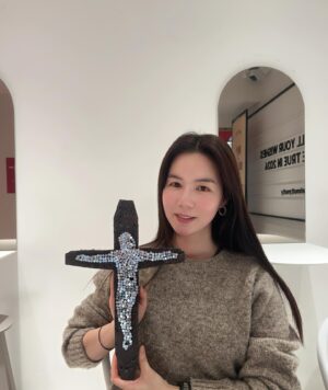 Park Si-eun Instagram - 작품 @oblavah 💕
예술로 위로와 회복을 전하는기업 오블라바
하나하나 기도하며 만드신다는 귀한작품
많은분들께 그기도가 축복이되어 전해지기를 🙏
어울리는자리 찾는중~왠지 자꾸 눈이가네요🥹
