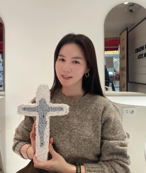 Park Si-eun Instagram - 작품 @oblavah 💕
예술로 위로와 회복을 전하는기업 오블라바
하나하나 기도하며 만드신다는 귀한작품
많은분들께 그기도가 축복이되어 전해지기를 🙏
어울리는자리 찾는중~왠지 자꾸 눈이가네요🥹