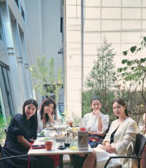 Park Si-eun Instagram - 주차장가는길 아쉬워서 한장~🥰
그러고도 아쉬워서 식사수다타임까지~😁💕
쇼끝나고 김아영디자이너샘과 한장~근데 하필 최고의모델 박영선님옆이었다니😅 전 괜찮아요~😂ㅎㅎ