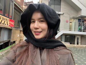 Park Si-eun Instagram - 연남동은 처음이라😁😆💕
#츄러스 먹으러 연남동까지~ㅎ
이렇게 아기자기 예쁜골목이있는줄 이제알았네요~
갑자기 비가와서 어깨에두르고있던 니트가 터번?처럼 변신😁
허니는 비가 오든말든 구경삼매경😂
즐거웠음된거죠🥰

#famigo @famigochurreria 
#cafe #연남동 #츄러스맛집 #쵸코짱맛 😋