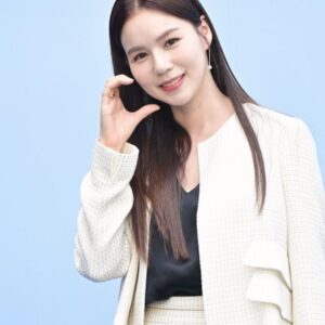 Park Si-eun Instagram - 요청해주신 볼하트~부끄러움은 나의몫🙈ㅎㅎ
예쁜사진 감사해요🤗💕
오랜만에 #서울패션위크

#seoulfashionweek 
@cahiers_official 
@cahiers_kimayoung 
@jennyhousepr 
hair @eunnara82 
makeup @d.young