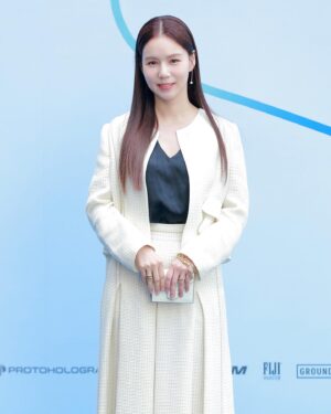 Park Si-eun Instagram - 요청해주신 볼하트~부끄러움은 나의몫🙈ㅎㅎ
예쁜사진 감사해요🤗💕
오랜만에 #서울패션위크

#seoulfashionweek 
@cahiers_official 
@cahiers_kimayoung 
@jennyhousepr 
hair @eunnara82 
makeup @d.young