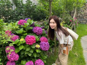 Park Si-eun Instagram - #수국 😍
#제주
#숙소앞
#눈호강
나가는길~그냥 지나칠수가없네요 🤣🩷