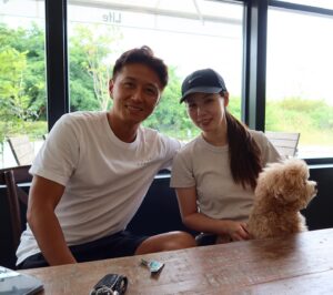 Park Si-eun Instagram - 안녕하세요 진태현 입니다 
평안하시죠?

저희 부부는 언제나 맑음 입니다
비가 많이 왔습니다 비 피해 없으시길!!

저희는 요즘 러닝에 푹 빠져 삽니다
이번 가을 아내는 10km 저는 42.195km
또 도전합니다 여러분도 각자 무언가를 도전해보는것도 참 멋있을거 같습니다

기부마라톤 끝내고 아내와 예쁜 카페에 초대 받아 잘생긴 강아지와 사진을 찍었습니다 
하루 하루 의미있게 삽시다 막 사는거 보다 훨 좋습니다 

#화이팅 🤍