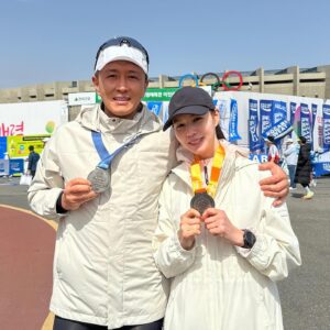 Park Si-eun Instagram - #동아마라톤 #동마완주
#허니풀코스 42.195 PB🎉
#나는10k 
#56분50초 이게 가능하다니요😱
1시간 내에 들어오기! 목표를 이뤘어요🤪
응원해주셔서 감사합니다🙏
앞으로 즐겁게 달려보겠습니다~#funrun 🤗💕
즐거운경험이 에너지를 채워주는 오늘이었네요~
그리고 나의러닝메이트 명희야 고마워~🤍
#모든러너분들수고하셨습니다 👏👍
#러너#러닝#마라톤#마라토너#달리기#운동하는여자