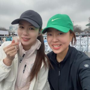 Park Si-eun Instagram - #동아마라톤 #동마완주
#허니풀코스 42.195 PB🎉
#나는10k 
#56분50초 이게 가능하다니요😱
1시간 내에 들어오기! 목표를 이뤘어요🤪
응원해주셔서 감사합니다🙏
앞으로 즐겁게 달려보겠습니다~#funrun 🤗💕
즐거운경험이 에너지를 채워주는 오늘이었네요~
그리고 나의러닝메이트 명희야 고마워~🤍
#모든러너분들수고하셨습니다 👏👍
#러너#러닝#마라톤#마라토너#달리기#운동하는여자