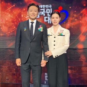 Park Si-eun Instagram - 안녕하세요
진태현 박시은 부부 입니다

오른손이 하는일을 왼손이 모르게 하라고 했는데
또 왼손이 알게 되었습니다 

지난 봄에 후보자가 되었다는 소식을 듣고 인터뷰도 진행하고 시간이 흘러 기대도 안하고 있었는데 나눔국민대상에서 정부포상 국무총리상을 받게 되었습니다 ⭐️
배우가 연기대상에서 상을 받아야하는데 부끄럽기 그지 없습니다 그래도 이번 상은 높고 낮음을 떠나 기분이
너무 좋습니다 선물 같고요 

그동안 장애 아동들을 돕고자 했던 마음은 저희가 읽은 성경책에서 배웠고요 앞으로도 그 마음 그대로 삶에서 살아내겠습니다 

요즘 너무 흉흉한 우리 사회에 조금이나마 위로가 되었음 합니다 그리고 모두 할수있는 일이고 나눌수있는 실천입니다 아무것도 하지 않으면 아무일이 일어나지 않습니다 이웃과 사회를 위해 쓰레기 하나 잘 버리는게 교통법규 하나 잘 지키는게 나눔의 시작이지 싶습니다 

요즘 선한 영향력이라는 말들이 많습니다 
근데 그거 아무나 할수있습니다 
우리 모두 그런거 하나씩 하면서 살아가보자고요 

감사합니다 
또 살아내겠습니다 

#기부 #나눔 #사랑 
#대한민국나눔국민대상
#국무총리표창 #수장
가슴에 수장(훈장)도 달아보네요 
우리 가정의 영광입니다 🎖️🎖️

함께해주시는 #밀알복지재단 도 감사해요 
앞으로 더 귀찮게 해드릴게요 ⭐️