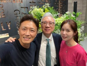 Park Si-eun Instagram - #결혼8주년🎉 
사실 8이라는 숫자는 그렇게 중요하지않다~
그시간을 우리 둘이 어떻게 살아왔는지가 중요한거지~
서로에게 책임을다하고 사랑하며 좋은일도 힘든일도 함께 이겨내왔다는거~
우린 그렇게 더 하나가 되어가고 있다는거~
참 잘했다 말해주고싶어~💕
#부부 
오늘도 이런게 부부라는걸 조금씩 알아가고 배워가는중입니다.
#감사합니다🙏
#조정민목사님
#아침이라모두뿌은얼굴로😋💕
#나만뿌은것같기도하고요😆ㅎ