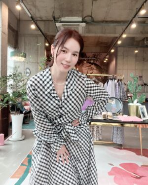 Park Si-eun Instagram - #오래머물고싶은공간 💜
드디어왔다~🤗
20년지기 디자이너 @katiacho_official 언니의 제주도shop
너무 예뻐서 나오기싫었음~그래서 사심채우기 #아바타놀이 😋ㅎㅎ
오랜만에 신나게 놀았네요~
제주와 어울리는 예쁜옷 한가득😍
아프고나니 살이좀 빠진것도같고🤔 아닌가~😆ㅎㅎ

#나의의상실 
#포토죤맛집 
#💙