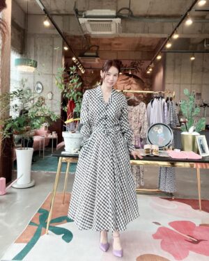 Park Si-eun Instagram - #오래머물고싶은공간 💜
드디어왔다~🤗
20년지기 디자이너 @katiacho_official 언니의 제주도shop
너무 예뻐서 나오기싫었음~그래서 사심채우기 #아바타놀이 😋ㅎㅎ
오랜만에 신나게 놀았네요~
제주와 어울리는 예쁜옷 한가득😍
아프고나니 살이좀 빠진것도같고🤔 아닌가~😆ㅎㅎ

#나의의상실 
#포토죤맛집 
#💙