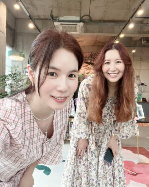 Park Si-eun Instagram - #오래머물고싶은공간 💜
드디어왔다~🤗
20년지기 디자이너 @katiacho_official 언니의 제주도shop
너무 예뻐서 나오기싫었음~그래서 사심채우기 #아바타놀이 😋ㅎㅎ
오랜만에 신나게 놀았네요~
제주와 어울리는 예쁜옷 한가득😍
아프고나니 살이좀 빠진것도같고🤔 아닌가~😆ㅎㅎ

#나의의상실 
#포토죤맛집 
#💙