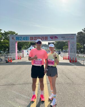 Park Si-eun Instagram - 오늘도 10k완주🤗💕
#세번째대회
#여성마라톤
요즘 나랑 뛰어주느라 정작 본인 훈련은 못하고있지만 그래도 내가 뛰는게 행복하다니 고마울뿐~허니 땡큐우~🥰
오늘은 정말 함께라 가능했던 완주~코스가 쉽지않네요😅
훈련의 중요성을 배워갑니다❣️
그래도 넘넘 즐거웠어요~😋👍ㅎㅎ

#러닝#러너#부부#함께뛰어요#건강하게 🩵
물어보셔서 착장정보는 여기에 남겨놓을게요~
*착장정보: 러닝쇼츠,티셔츠,양말-cep
  러닝화-써코니엘리트