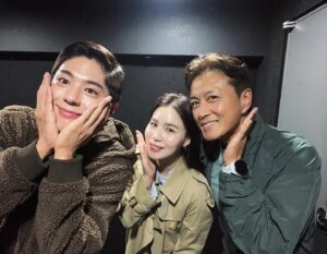 Park Si-eun Instagram - 아침부터 바빴던 오늘 하루의 마무리는 공연관람~🥰
허니 덕분에 정말 오랜만에 대학로에서 공연을봤네요~
#렛미플라이 @letmefly_musical 이미 소문만으로도 보고싶었던공연~참 따뜻했고 계속 생각하게만들어주는 작품이어서 남겨준 여운도 좋았던 공연.
12월10일까지한다니 꼭 한번 보시길 추천해요~💕

#앞으로나가주는센스
#역시
#박보검
#초대고마워요 ☺️👍