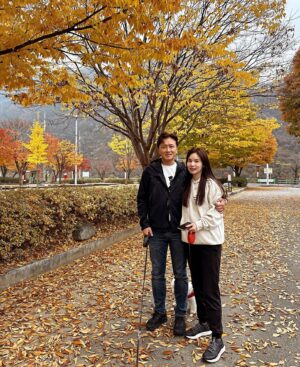 Park Si-eun Instagram - 아내와 단풍놀이 다녀왔어요 🍁🍂
60 70 80 90 까지 같이 늙어갈래용 😃
우리에겐 우리밖에 없네용 😊🚀⭐️👍🏾🔥
아 토르 미르도!! 🤍⚡️
#부부 #가을 #단풍놀이 #단풍
#럽스타그램