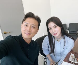 Park Si-eun Instagram - 우리는 너무나도 잘 있지요⭐️
여러분들도 감기 조심하세요 
건강 또 건강 😊

#부부