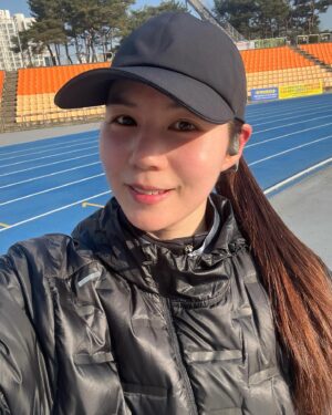 Park Si-eun Instagram - 첫도전 12k 러닝~✌️😁💕
10k를 너무 힘들지않게 뛰고싶은데(그게 가능한지 모르겠음😅) 도움이될것같아서 거리를 늘려서 뛰어보았어요~물론 너무 빠르지않게~^^
근데 뛰어지네요~사실 더 뛸수도있을것같은 느낌~ㅎ
처음 뛰어본거리에 고관절이 뻐근함을 느끼며 돌아왔습니다.
앞으로도 이렇게 즐겁게만 뛰고싶네요~🥰

#초보러너
#funrun
#혼자선어려운게함정 😅
#그래도꾸준하면못할게없음 
#모든러너화이팅 👍
with runner @taihyun_zin @yeounjin2664