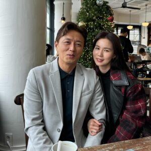 Park Si-eun Instagram - ㅋㅋㅋ같이 잘나온거 찾기 힘들땐 내위주로~알라뷰😆😁💕
#merrychristmas ☃️
#whitechristmas 🤍
#happychristmas ❤️