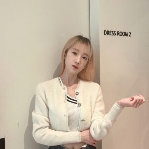 Park Bo-ram Instagram - 네 뿌염할게용 👀