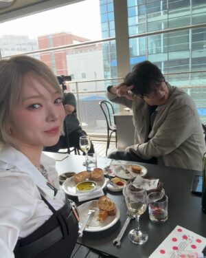 Park Cho-a Instagram - 시경오빠가 먹을텐데에 초대해주셔서 다녀왔어요😆
맛있는 음식과 함께 좋은 조언도 많이 해주신
시경오빠께 너무 감사드려요! 
실시간으로 취해가는 제가 담겼네요 ..😅
많이 보러가주세요오❤️

#먹을텐데
#매치스성수 
#성시경
#초아
#만취🐶