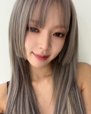 Park Cho-a Instagram - 좋은 주말 보내세요🖤