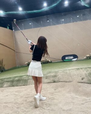 Park Cho-a Instagram - 골프 다시 해보려고
숏게임레슨 다녀왔어요
필드 나가는날이 어서 오길✌🏻

#골프#초아
#필드멘토#최나연프로