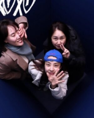 Park Eun-hye Instagram - 신 문물에 적응 하는 데에는 노력이 필요해~ 그래서 나는 노력하지 않아도 이해되는 오랜 친구들이 좋아~  #고딩친구들 #영원히19세