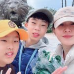Park Eun-hye Instagram - 비오는 샌디에고 동물원에서 무려 7시간을 걸었던 날… 지치지 않는 아이들 .. 끝이 안 날 것 같길래.. 본 적 있는 동물과 새는 안보는 거라고 무한 설득을 하고.. 우비로는 부족해서 우산까지 사서 쓰고 .. 어깨의 가방은 너무 무겁고.. 암튼 우리 셋은 사진을 함께 찍을 상황이 아니었다.. 다 보고 나온 후 빗줄기가 약해져서 그제야 택시 기다리며 셋이 셀카를 찍고.. 사진으로 남긴 건 많이 없지만 우리의 추억은 많이 쌓았다~ . 귀여운 .. 물에 홀딱 젖은 새..