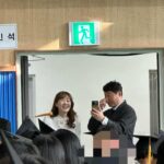 Park Eun-hye Instagram - 드디어 오늘 #졸업식. 너무나 참석하고 싶어 해서 내가 대신 다녀왔는데 .. 재완이 담임샘께서 영상 통화로 아이들에게 졸업식을 보여주고 계셨다.. 1시간 넘게.. ㅠㅠ 재완이가 캐나다 가서도 선생님께 영상통화를 자주 걸었다고하는데 그 계기로 이런 감사한 상황이 생긴 것 같다. 사실 1학년때부터 매년 우리 학교 선생님들을 보며 감동을 받아 왔는데 마지막날까지 이렇게 아이들의 행복을 위해 노력해주시는 모습을 보며 계속 울컥 울컥 했다.. . 좋은 선생님을 만난 아이들은 커서 자기 아이가 생겼을때 자기 아이의 선생님을 믿게 될 것이다. 나도 그랬다.. 늘 좋은 선생님을 만났었다.. 그것보다 더 큰 행운이 있을까… . 영상은 애들 아빠가 보내준 건데 선생님께서 재조 행복하냐고 말씀하시는게 정말 .. 감동이다.. (재조는 재완이가 새를 좋아하여 스스로만든 이름인데 신기한건 모두가 재조라고 불러준다 ㅎㅎ) #찐선생님 #감동의졸업식 #인복 #선생님복많은우리 #오늘의감사함을잊지않길 #충암초등학교 #선생님모두감사합니다 덕분에 재완이 재호가 이렇게 잘 컸습니다.. 머리숙여 감사드립니다.
