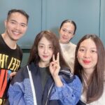 Park Eun-hye Instagram - 가장 정이 많이 들어버린 .. 현지 메이크업 헤어 스타일리스트 친구들 … 편지와 선물을 주는데 눈물이 날 뻔 했다.. 처음 만나 서로 맞추는 과정에서 많이 긴장 했을텐데 정말 최선을 다해줘서 너무 고맙다.. #they_are_the_best #머리하다말고 사진부터 찍음 ㅋㅋ
