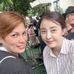 Park Eun-hye Instagram - 가장 정이 많이 들어버린 .. 현지 메이크업 헤어 스타일리스트 친구들 … 편지와 선물을 주는데 눈물이 날 뻔 했다.. 처음 만나 서로 맞추는 과정에서 많이 긴장 했을텐데 정말 최선을 다해줘서 너무 고맙다.. #they_are_the_best #머리하다말고 사진부터 찍음 ㅋㅋ