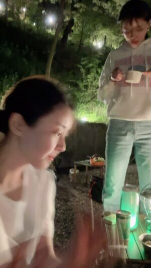 Park Eun-hye Instagram - 가은이한테 “저리가!” 라고 한것 같은데 표정은 아주 상냥해 보임 ㅋㅋ  동영상에 목소리가 녹음이 안 되서 천만다행임 ㅋㅋㅋ 라면 잘 안 먹어서 켐핑장에도 거의 안가져 가는데 가은이가 가지고 온 라면.. 네명이 두개만 끓여서 한입씩 막었는데 그래서 그런가 어젠 참 맛있더라~~ #담엔많이끓여줄께 ㅎㅎ #라면 #한국라면최고 #정가은 #박지현쌤 #정해진 함께한 캠핑