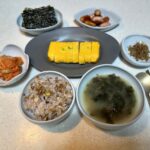 Park Eun-hye Instagram – 이번엔 애들도 없어서 외로운 생일 아침이 될 뻔 했지만 #김영철 오빠가 새벽배송으로 미역국을 보내줘서 겸사겸사 있는 반찬 세팅해서 따뜻하게 먹었당~~ 오빠고마워용~~~ 김영철오빠의  #당당한우미역국 진짜 맛있음 애들 가고 첨으로 제대로 먹은것 같아~~~~~