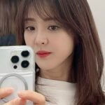 Park Eun-hye Instagram - 앞머리를 잘랐다.. 아이들과 영상통화를 했다.. .재호에게 물었다.. . “재호야~ 엄마 뭐 달라진거 없어?” 한참을 본 재호는 “엄마 늙었어!” 뭐??? !!!!!!🥲 ”엄마 화장했네!!“ ….. . 황당해서 그냥 재완이를 바꾸라고 했다. . 재완이에게 물었다. . ”재완아~ 엄마 바뀐거 없어?“ 재완이는 생각도 안하고 바로 대답했다. ” 엄마 머리!“ ”엄마 머리 뭐?“ ”엄마 미용실가서 머리 잘랐네~“. 역시!!! 😁 기분이 다시 좋아졌다 ..