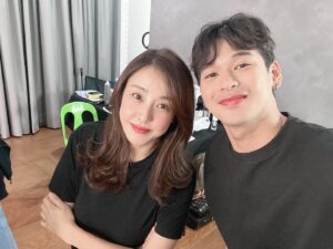 Park Eun-hye Instagram - 야구를 좋아하는 재호는 배우에도 ‘프로’ 라는 말을 붙여서 이렇게 말한다.. “우리 엄마는 프로배우 라고” ㅎㅎ 여기 필리핀에서 필리핀 배우들과 함께 촬영중인데 이들이야말로 진짜 ‘프로 배우’라는 느낌이 든다~ #즐거운촬영장 #더가디언  또 하나의 추억을 만드는 중 ..