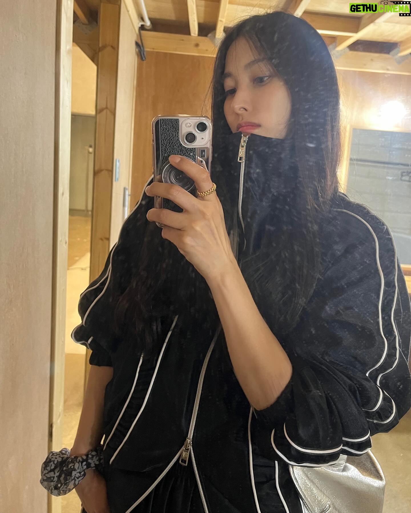 Park Gyu-ri Instagram - 더웠다 추웠다 종잡을 수 없는 날씨 정신을 몬차리겐네💦