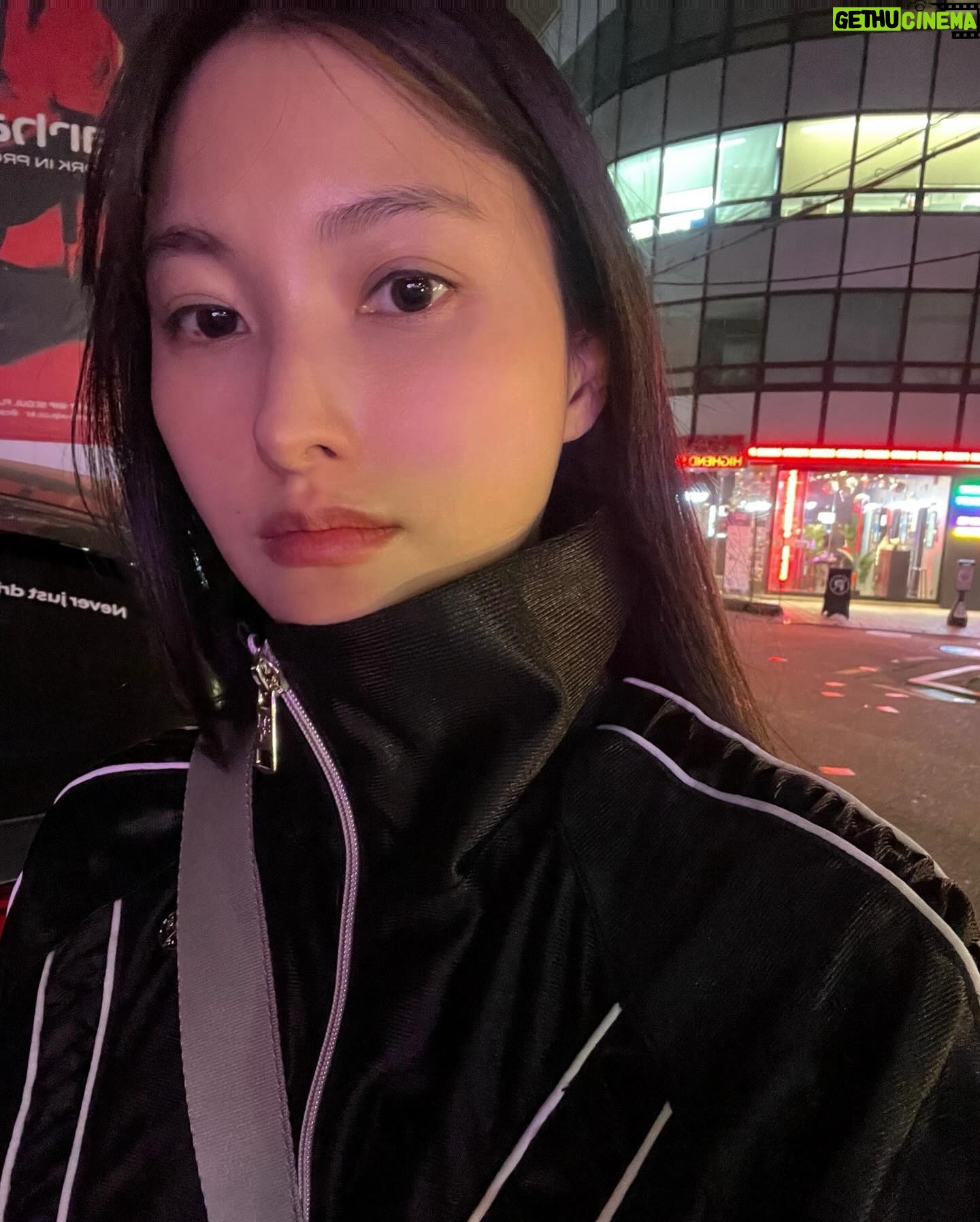 Park Gyu-ri Instagram - 더웠다 추웠다 종잡을 수 없는 날씨 정신을 몬차리겐네💦