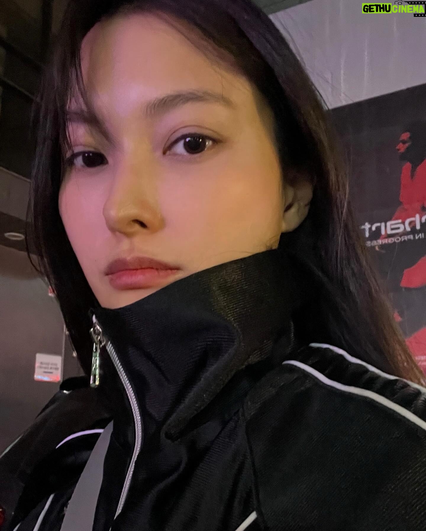 Park Gyu-ri Instagram - 더웠다 추웠다 종잡을 수 없는 날씨 정신을 몬차리겐네💦
