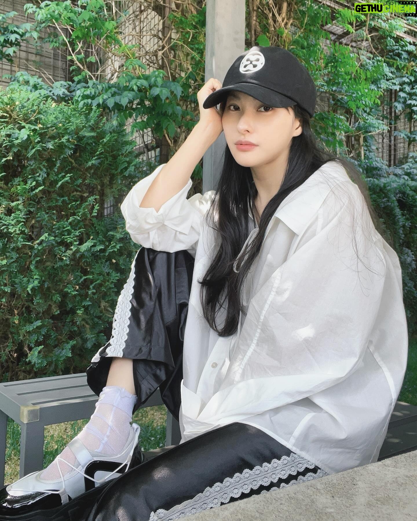 Park Gyu-ri Instagram - 하늘이 우는 것 같은 흐린 날도 좋아한단다