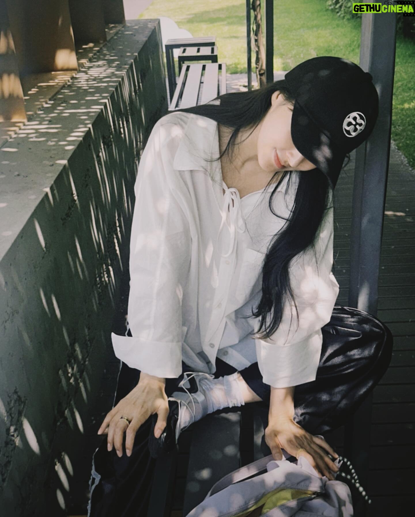 Park Gyu-ri Instagram - 하늘이 우는 것 같은 흐린 날도 좋아한단다
