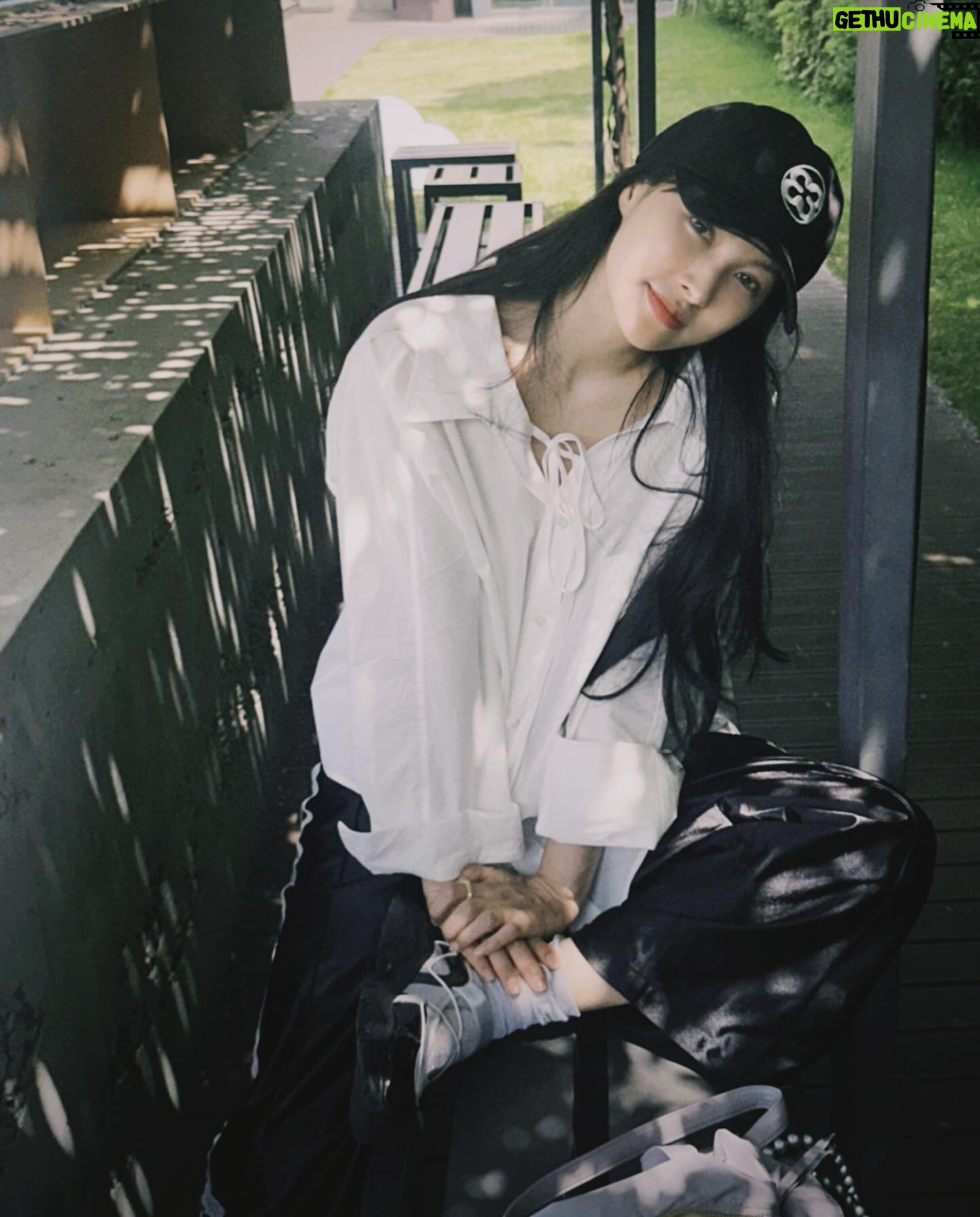 Park Gyu-ri Instagram - 하늘이 우는 것 같은 흐린 날도 좋아한단다