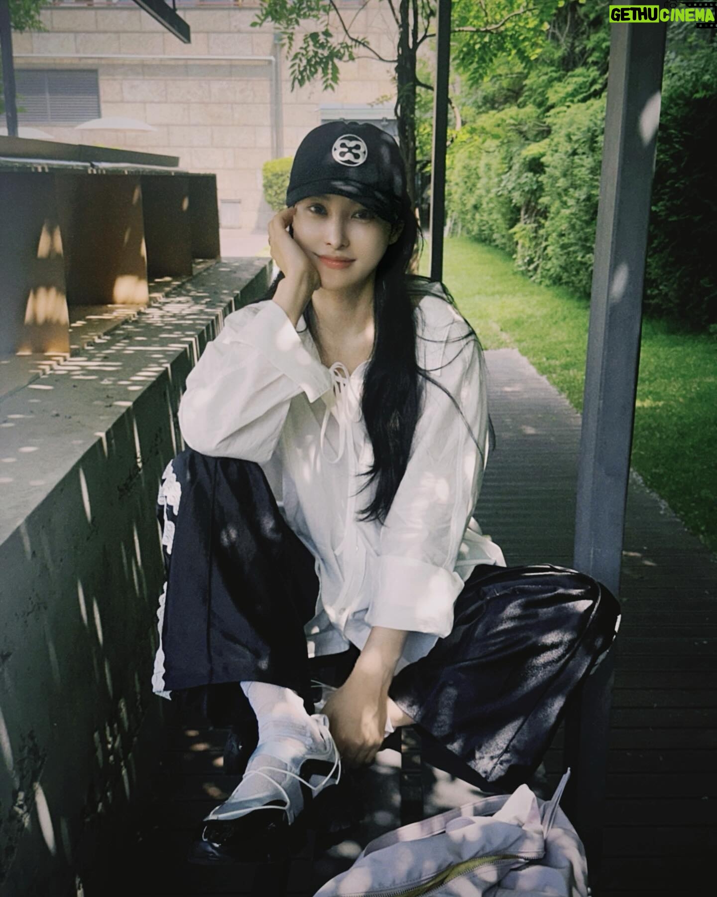 Park Gyu-ri Instagram - 하늘이 우는 것 같은 흐린 날도 좋아한단다