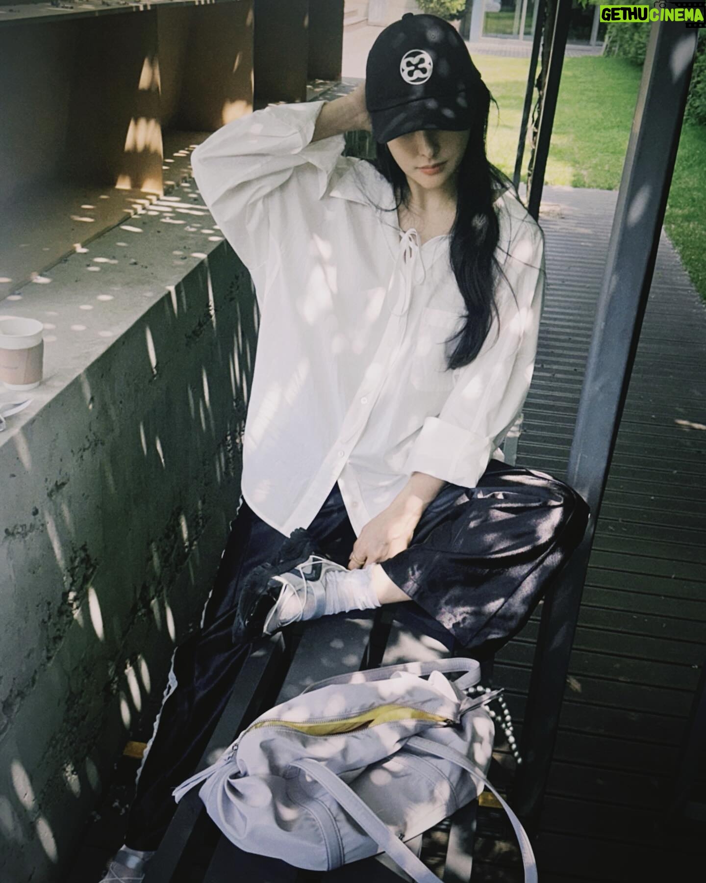 Park Gyu-ri Instagram - 하늘이 우는 것 같은 흐린 날도 좋아한단다