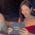 Park Ha-na Instagram - 새해 복 많이 받으세요💛 응원해 주시고 축하해주신 많은 분들 감사합니다 잊지 않고 한분 한분께 인사드리겠습니다~ 행복한 하루 보내세요~🫰🏻 태풍의 신부도 많이 사랑해주시고요~ 제가 수상 할때.. 늘 무대에만 오르면 백지가 되서요... 태풍의 신부로 상을 받고 제일 중요한 드라마팀을 얘기하지 못 했어요 죄송합니다... 이런 바보가 있답니다 ㅠ 반성 중입니다!! 송정림작가님 박기현감독님 정광수감독님 야외 세트 카메라감독님 조명감독님 오디오감독님 많은 스탭분들 추운데 촬영 하시느라 고생이 많으신데요 사랑합니다💚 앞으로 남은 기간 열심히 하겠습니다 감사합니다~🧡 그리고 우리 바나나 식구들 고맙고 미안하고 앞으로도 다양한 캐릭터를 보여드리도록 공부하고 노력하겠습니다~ 러뷰~🫰🏻