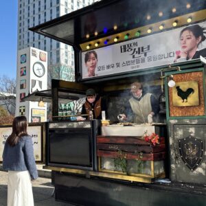 Park Ha-na Instagram - 태풍의신부 세트 마지막날..
뭔가 허전한 마음이 가득했는데.... 우리 수향배우 덕분에 활짝 웃을 수 있었어요~감동이자나~남은 촬영 힘내서 마칠께요~고마워용~🧡🧡🧡🧡🧡

#서프라이즈#힘난다#감동#얼굴도마음도예쁜배우#임수향#꼭두의계절#화이팅#🥰