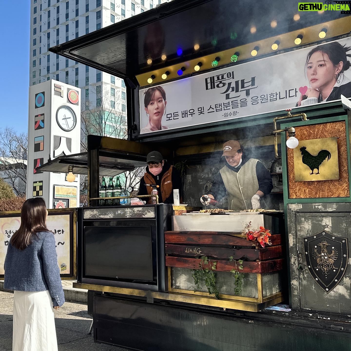 Park Ha-na - 7.5K Likes - 태풍의신부 세트 마지막날..
뭔가 허전한 마음이 가득했는데.... 우리 수향배우 덕분에 활짝 웃을 수 있었어요~감동이자나~남은 촬영 힘내서 마칠께요~고마워용~🧡🧡🧡🧡🧡
#서프라이즈#힘난다#감동#얼굴도마음도예쁜배우#임수향#꼭두의계절#화이팅#🥰