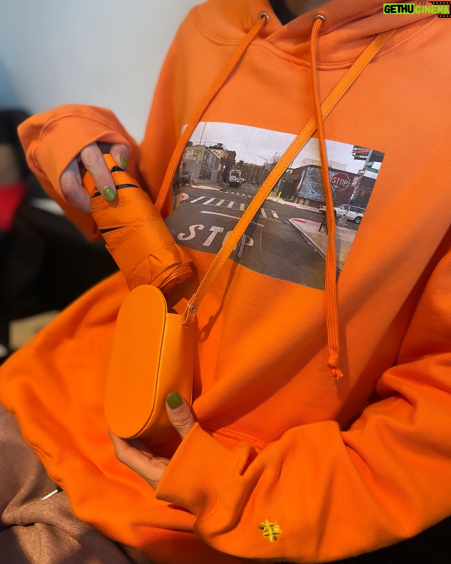 Park Ha-na Instagram - 액셔니사랑🧡 너무 귀엽자나!!! 앗!! 오렌지 군단!!! 엘베샷은 .. 하하 곽작가님 바이...ㅠ 또 만나요~ #액셔니스타#오렌지#골때리는그녀들