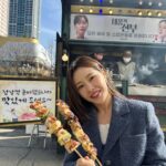 Park Ha-na Instagram - 태풍의신부 세트 마지막날.. 뭔가 허전한 마음이 가득했는데.... 우리 수향배우 덕분에 활짝 웃을 수 있었어요~감동이자나~남은 촬영 힘내서 마칠께요~고마워용~🧡🧡🧡🧡🧡 #서프라이즈#힘난다#감동#얼굴도마음도예쁜배우#임수향#꼭두의계절#화이팅#🥰